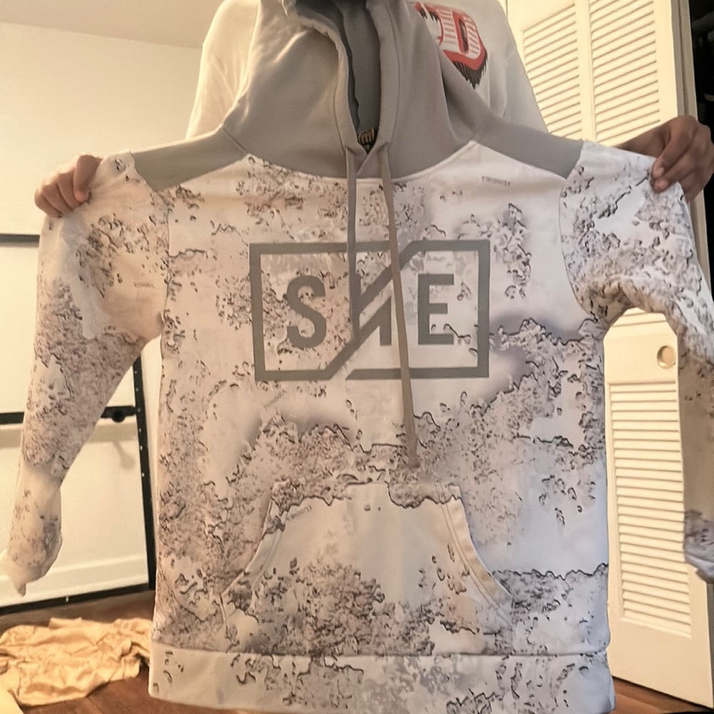 Very nice only worn once, worth originally 30 dollars but going for 25